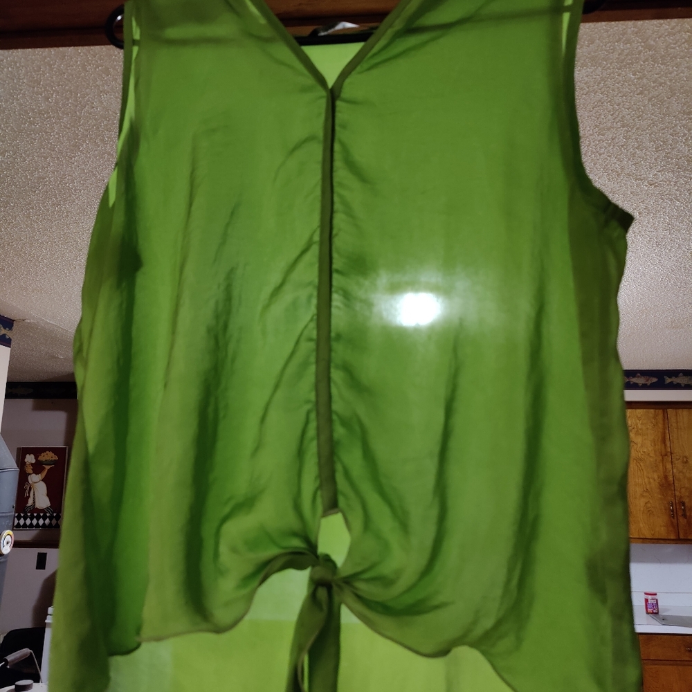 ⭐️5/$25 donating 8/12 Chartreuse tank top
